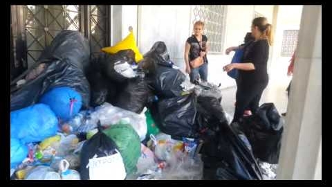 iliaoikonomia.gr - Αγανακτισμένοι πολίτες αφήνουν σκουπίδια στο Δημαρχείο Πύργου (1)