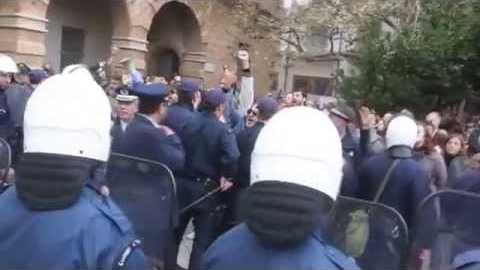 ArgolidaPortal.gr Ναύπλιο διαμαρτυρία για την ανακήρυξη του πρωθυπουργού Α Σαμαρά ως επίτιμου δημότη